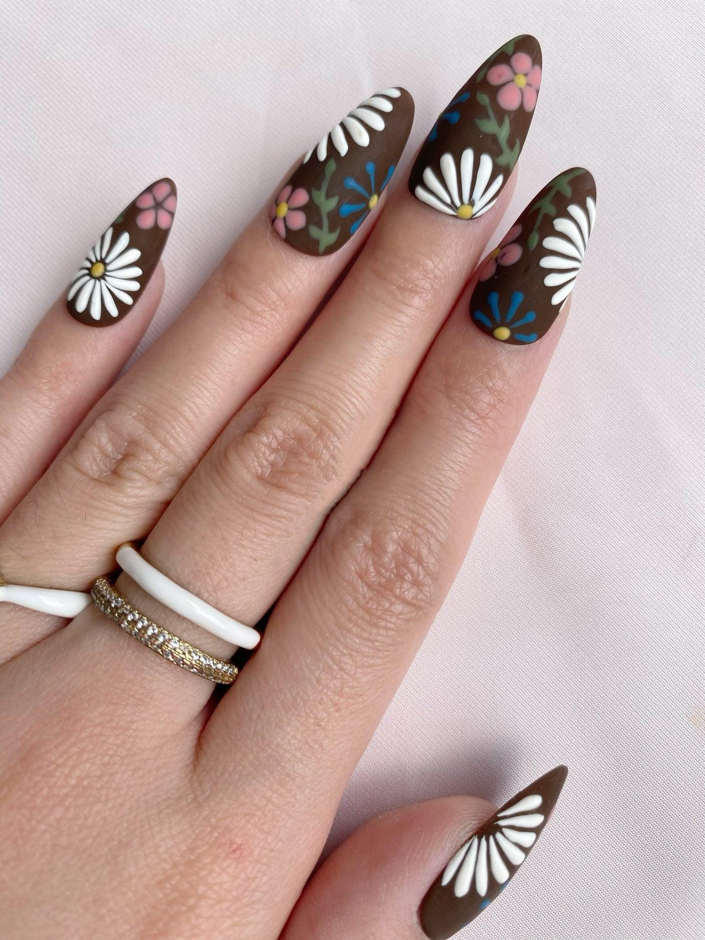 Daisy Fields - GO2NAIL MEDIUM ALMOND PressOnNails