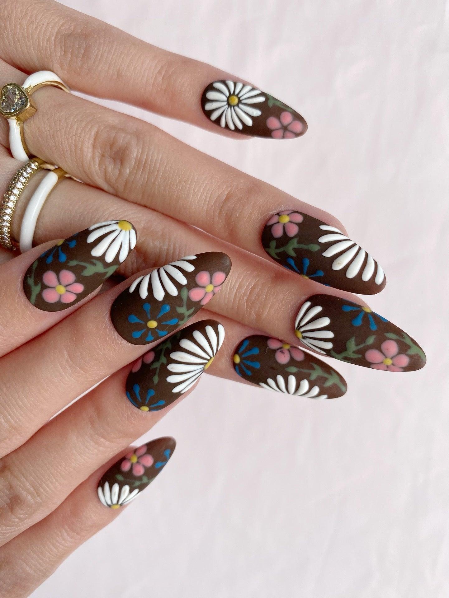Daisy Fields - GO2NAIL MEDIUM ALMOND PressOnNails