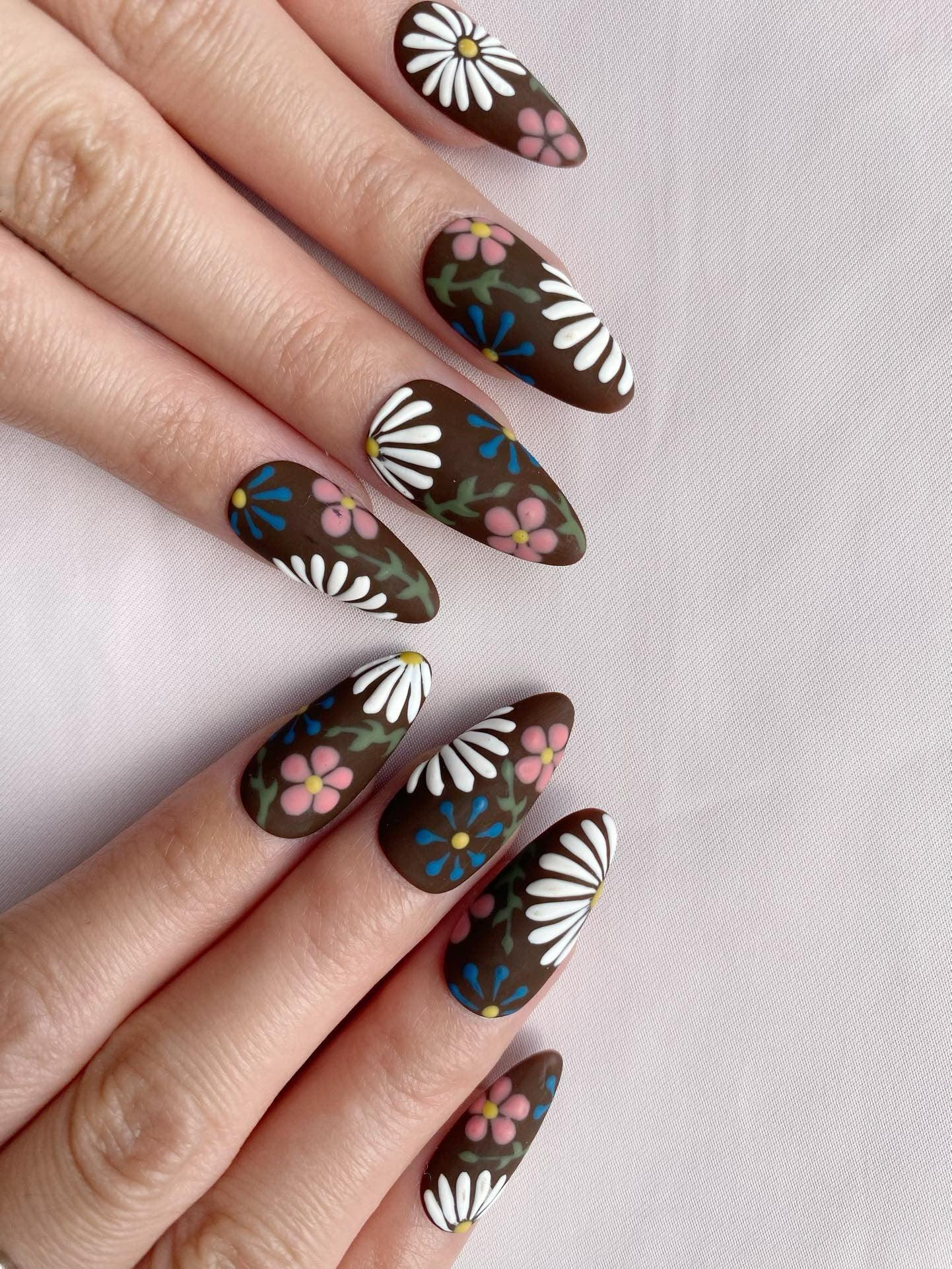 Daisy Fields - GO2NAIL MEDIUM ALMOND PressOnNails