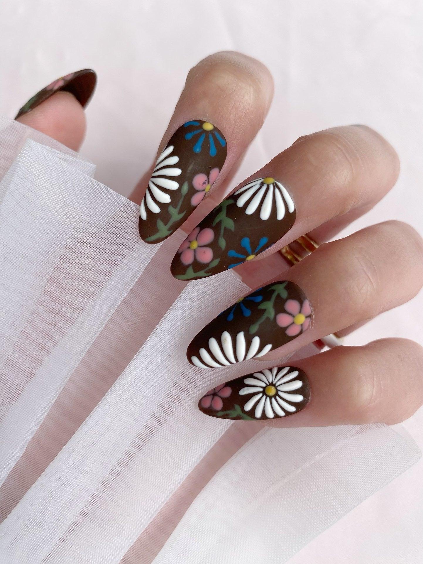 Daisy Fields - GO2NAIL MEDIUM ALMOND PressOnNails